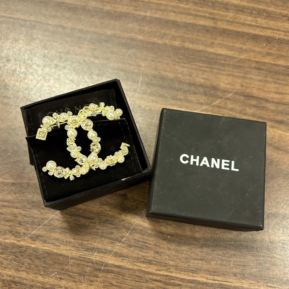 CHANEL brooch